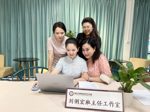 肖堯(前排左一)。重慶市巴蜀藍(lán)湖郡小學(xué)校供圖