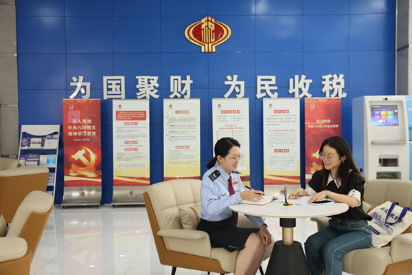 圖為保稅分局涉外專業(yè)服務團隊“面對面”為轄區(qū)企業(yè)辦稅人員講解對外支付備案和非居民企業(yè)所得稅扣繳申報流程。重慶市稅務局保稅區(qū)稅務分局供圖