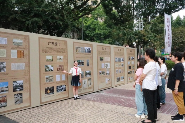 “陽光少年團”小小講解員為參觀群眾講解禁毒知識。主辦方供圖