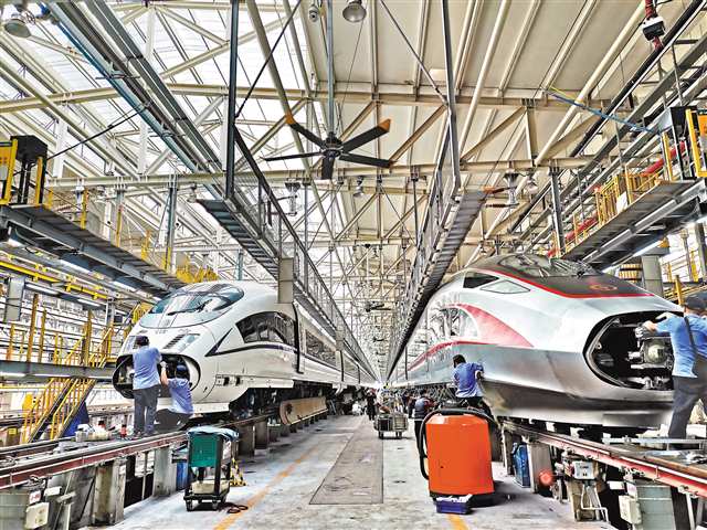 9月10日，重慶西動(dòng)車所，繁忙的動(dòng)車組秋季整修作業(yè)現(xiàn)場(chǎng)。通訊員 李各 攝/視覺(jué)重慶