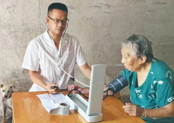 張繼勇為村民測量血壓。李達(dá)元攝