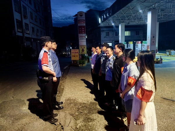 紅獅鎮(zhèn)網(wǎng)格夜巡小隊(duì)開展重點(diǎn)區(qū)域巡查。紅獅鎮(zhèn)供圖  網(wǎng)格賦能 智治體系“聚勢(shì)增效”