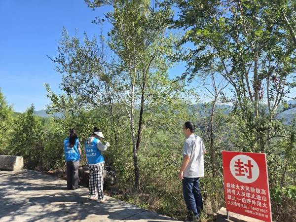 紅獅鎮(zhèn)網(wǎng)格員開展森林防護(hù)檢查和勸導(dǎo)。紅獅鎮(zhèn)供圖