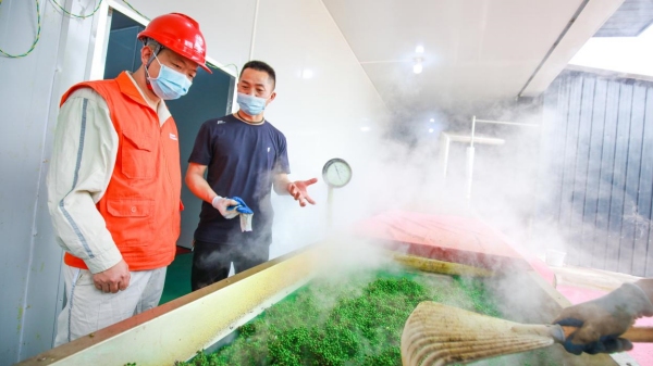 獲獎作品《電力“烤”出花椒香 村民走上致富路》組圖之一。國網(wǎng)重慶市電力公司供圖