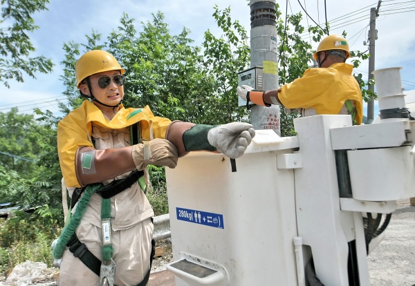 獲獎作品《烈日下的堅守》組圖之一。國網(wǎng)重慶市電力公司供圖