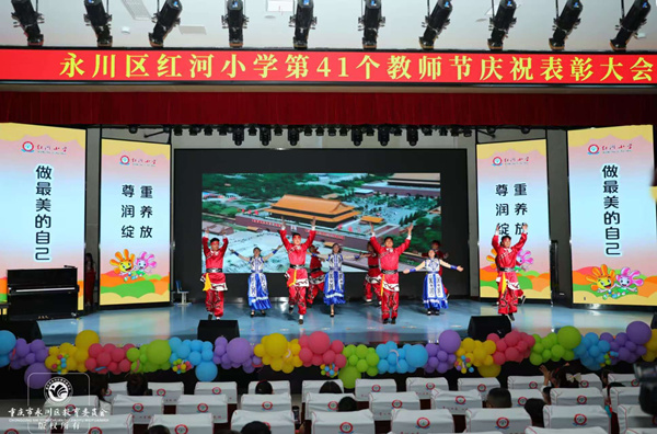 文藝匯演現(xiàn)場。敖民極攝