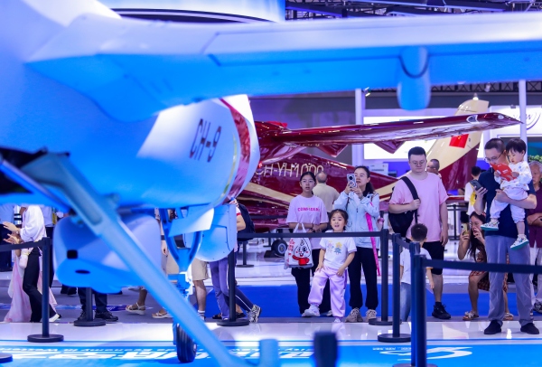 2025世界智能產(chǎn)業(yè)博覽會(huì)，低空經(jīng)濟(jì)展館N2館梁平展廳吸引觀眾駐足觀看。熊偉攝