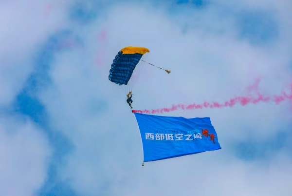 梁平機(jī)場(chǎng)跳傘基地。熊偉攝