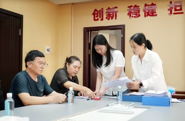 明月山擔(dān)保公司工作人員（右）正在為客戶辦理業(yè)務(wù)。向成國(guó)攝