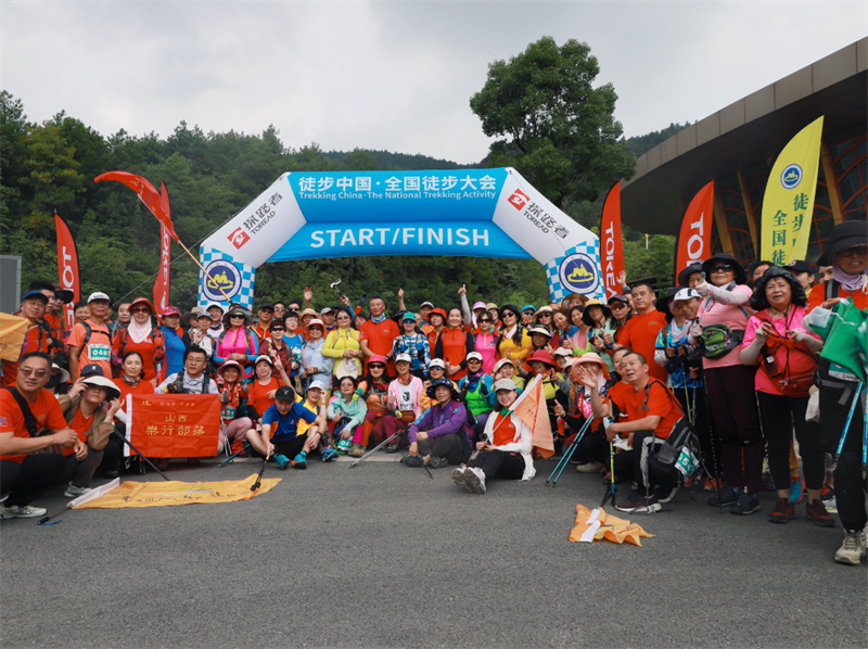 往屆徒步大賽現(xiàn)場，戶外運動愛好者合影留念。陳娜霖 攝