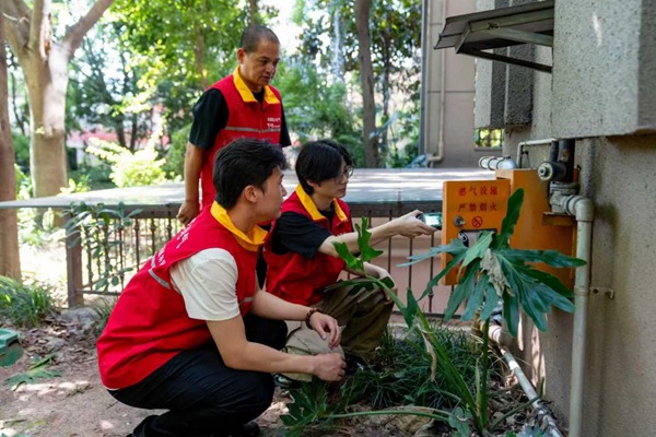 “水電氣”紅巖共產(chǎn)黨員服務(wù)隊(duì)對設(shè)備進(jìn)行安全檢查。國網(wǎng)重慶永川供電公司供圖