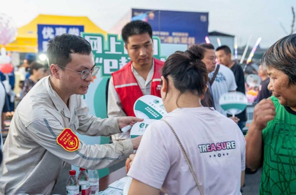 在啤酒節(jié)擺攤設(shè)點(diǎn)宣傳。國網(wǎng)重慶永川供電公司供圖