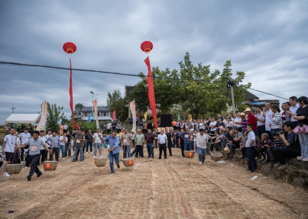 趣味運(yùn)動(dòng)會(huì)現(xiàn)場(chǎng)。王傳貴攝