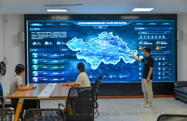 萬(wàn)州區(qū)大數(shù)據(jù)發(fā)展局的工作人員介紹基層智治“五長(zhǎng)制”數(shù)字化平臺(tái)。萬(wàn)州區(qū)委宣傳部供圖