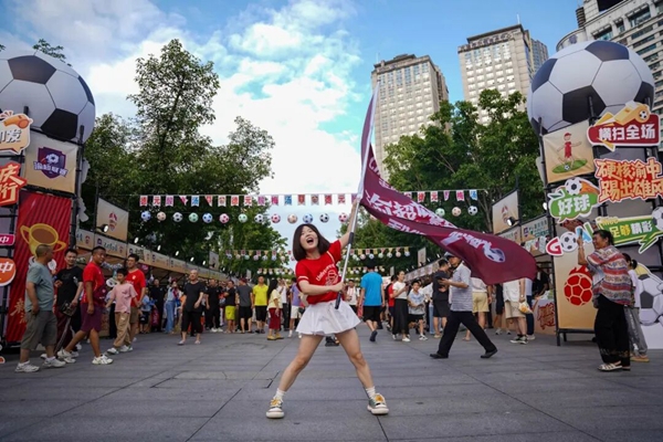 球迷揮舞旗幟助威。 吳汪洋 攝