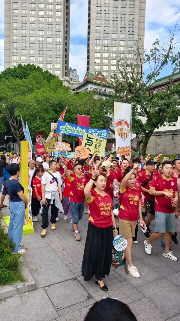 球迷們穿著助威球衣陸續(xù)入場(chǎng)。付佳樂(lè) 攝