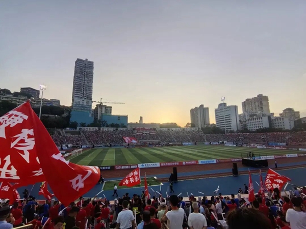 看臺(tái)人聲鼎沸。 吳汪洋 攝