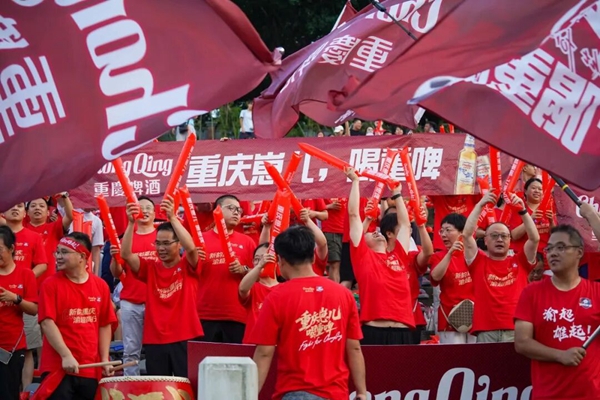 重慶啤酒助威團(tuán)。 吳汪洋 攝