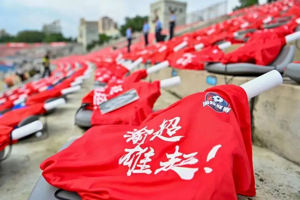 主辦方為球迷們準(zhǔn)備的紀(jì)念球衣。 吳汪洋 攝