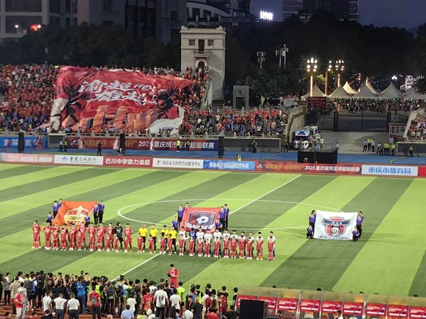 球員列隊(duì)登場(chǎng)。曹陽(yáng) 攝