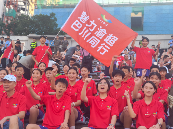 搖旗吶喊的巴川中學(xué)師生。陳瑞 攝