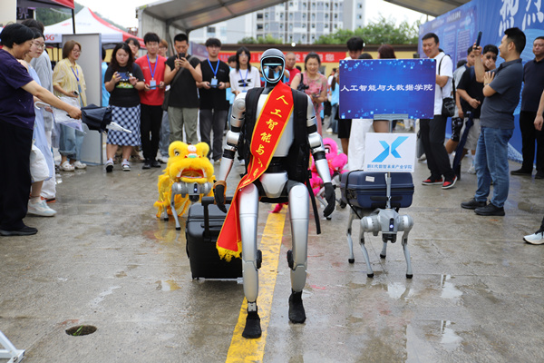 機(jī)器人、機(jī)器狗成“搬運(yùn)工”。重慶城市科技學(xué)院供圖