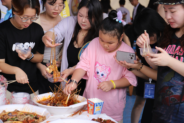 長桌宴。重慶城市科技學(xué)院供圖