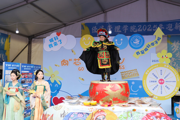 非遺變臉表演。重慶城市科技學(xué)院供圖