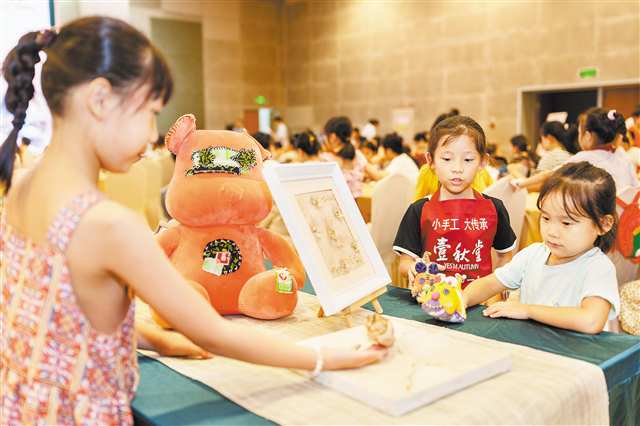 九月十四日，重慶科技館，小朋友們被可愛(ài)的榮昌夏布老虎吸引。記者 李雨恒 攝\視覺(jué)重慶