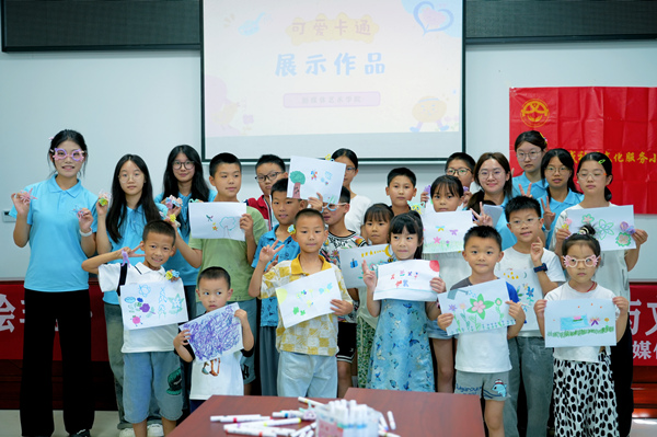 學(xué)生志愿者開展非遺手工繪畫課。重慶財經(jīng)學(xué)院供圖