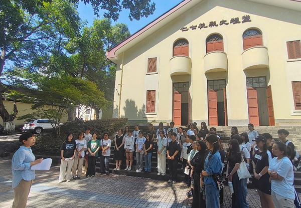 師生在七七抗戰(zhàn)大禮堂前聆聽盧作孚先生事跡。馬子揚攝