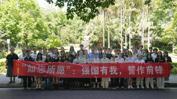 師生在周恩來雕像前合影。王晨雅攝