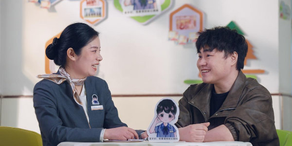 “知心姐姐”與學(xué)生無代溝交流。新大正供圖