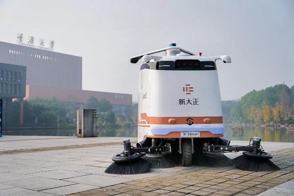 新大正“大白”正在校園開展清掃工作。新大正供圖