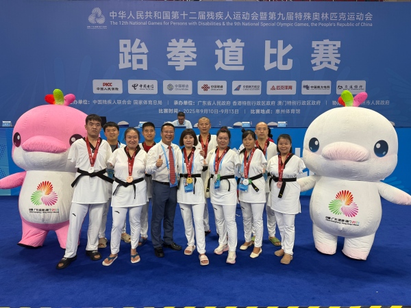 參賽運(yùn)動(dòng)員在比賽期間合影。秦庭富攝