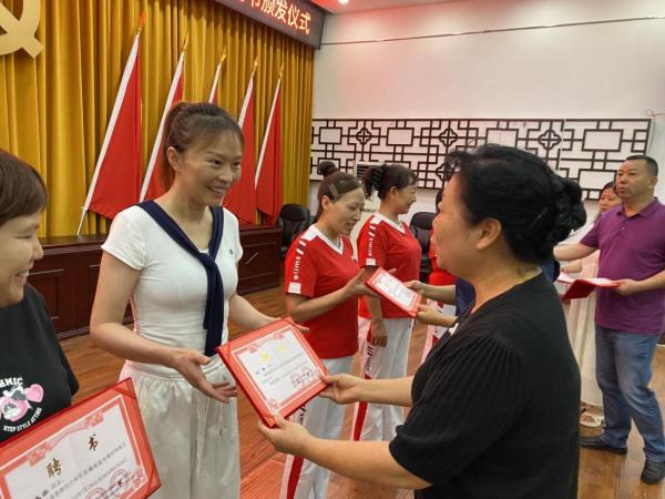 先鋒村聘任儀式現(xiàn)場?；ㄏ值拦﹫D