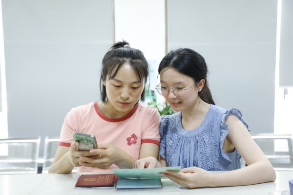 工作人員指導(dǎo)寶媽線上申領(lǐng)育兒補(bǔ)貼。魚(yú)嘴鎮(zhèn)供圖