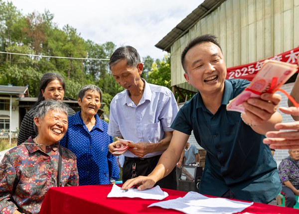 村民領(lǐng)取分紅。羅川攝