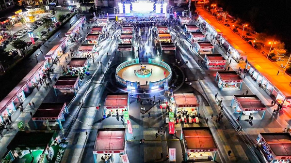 往屆萬(wàn)州烤魚消費(fèi)季現(xiàn)場(chǎng)。萬(wàn)州區(qū)商務(wù)委員會(huì)供圖