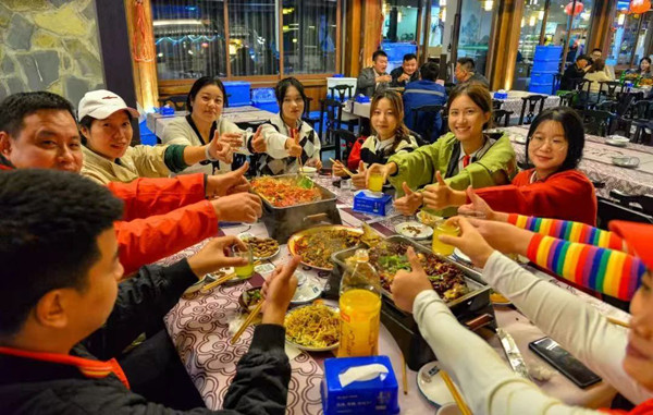 食客點(diǎn)贊萬(wàn)州烤魚(yú)（資料圖）。萬(wàn)州區(qū)委宣傳部供圖