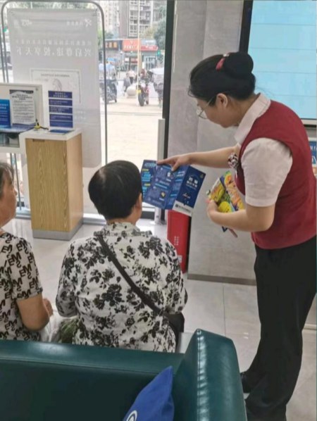 向客戶普及金融知識。興業(yè)銀行重慶永川支行供圖