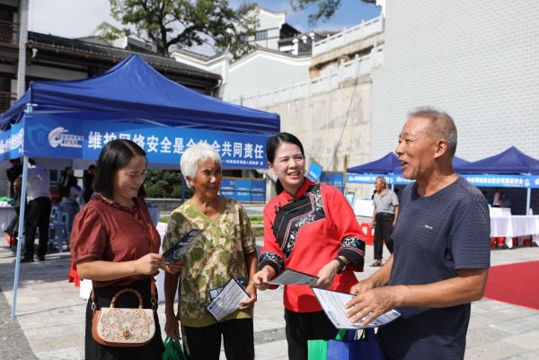 工作人員正在向群眾進(jìn)行網(wǎng)絡(luò)安全宣傳。胡程攝