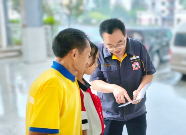 為孩子講解燃?xì)獍踩R(shí)。重慶燃?xì)饧瘓F(tuán)供圖