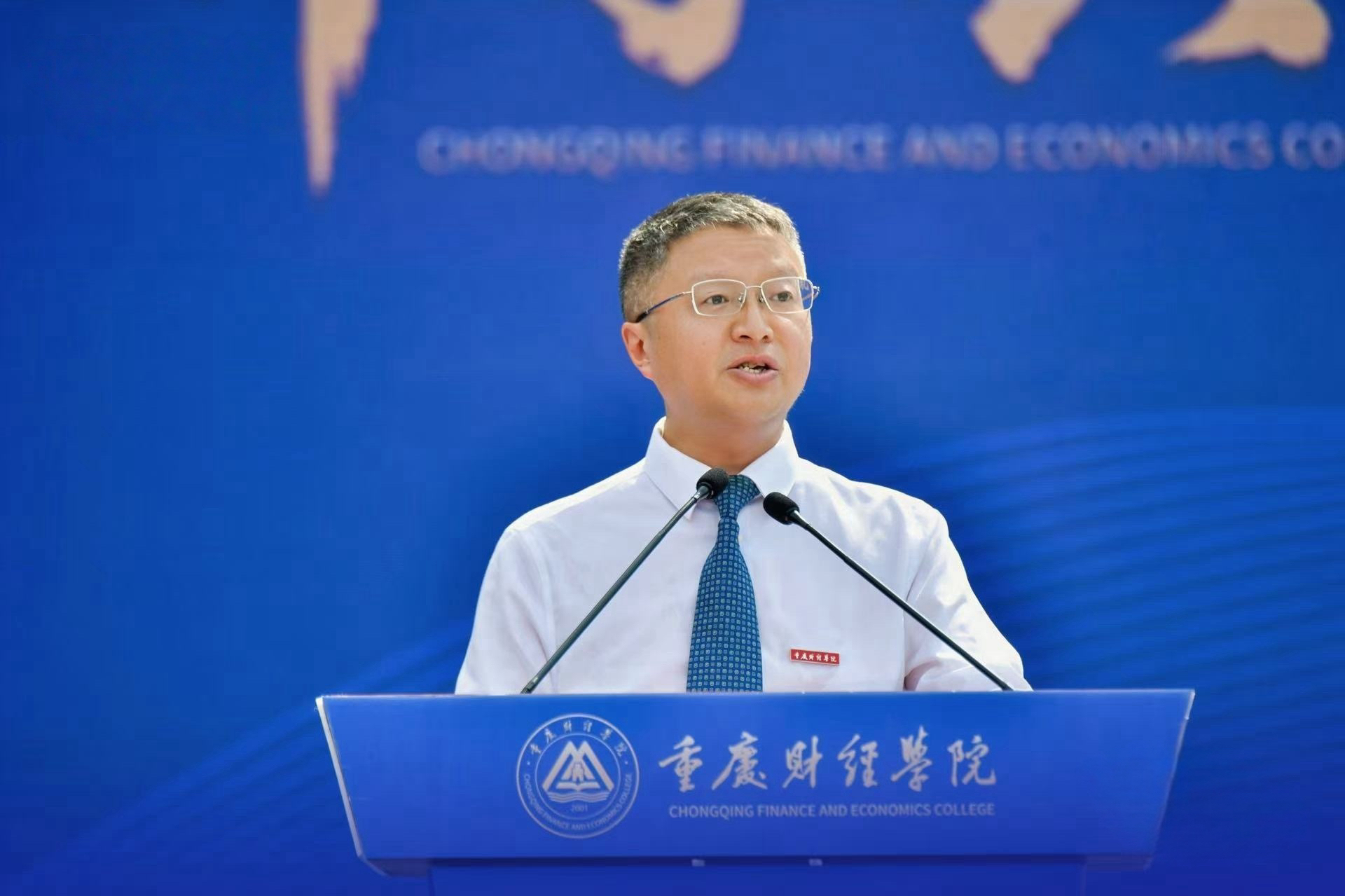 校長吳華安寄語新生。重慶財(cái)經(jīng)學(xué)院供圖