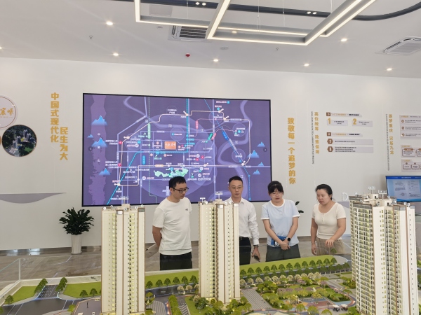 市民在售樓部了解住宅情況。徐雯瑄攝