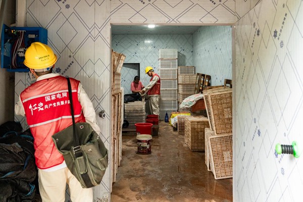 電力人員對凍庫用電進(jìn)行安全檢查。國網(wǎng)永川供電公司供圖