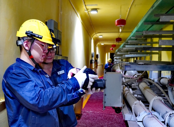 運(yùn)檢人員借助智能巡檢設(shè)備開展電纜通道特巡工作。國網(wǎng)重慶超高壓公司供圖