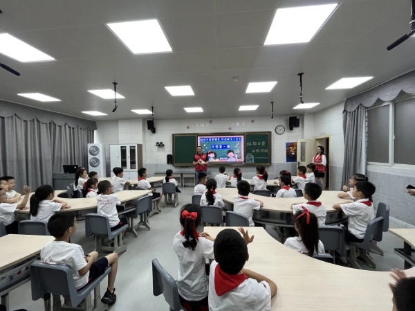 “垃圾分類進課堂”主題教育課現(xiàn)場。謝家灣街道供圖