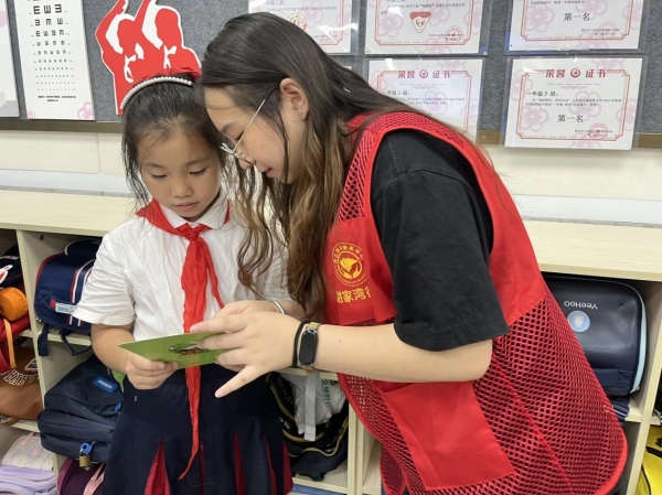 志愿者正在向孩子講解垃圾分類知識。謝家灣街道供圖