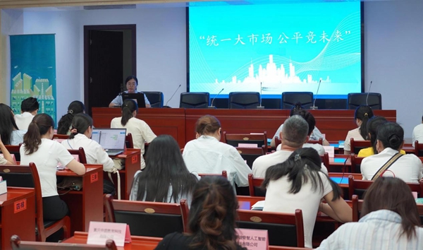 渝中區(qū)稅務(wù)人員講解納稅繳費(fèi)信用評(píng)價(jià)相關(guān)政策。沈丹攝